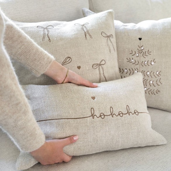 Housse de coussin beige avec des nœuds
