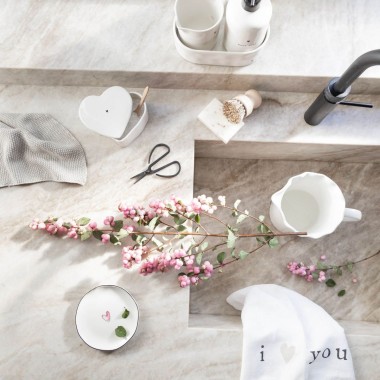 Petite assiette Bastion Collection – Blanche avec cœur rose (13 cm)