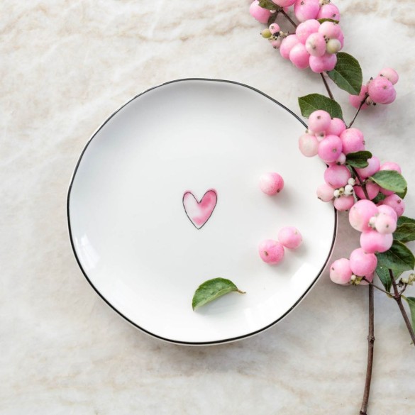 Petite assiette Bastion Collection – Blanche avec cœur rose (13 cm)