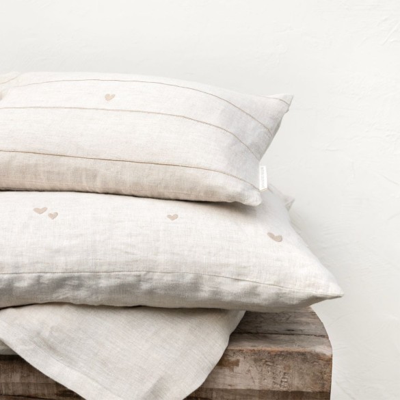 Coussin ligné avec un cœur  30x50 cm