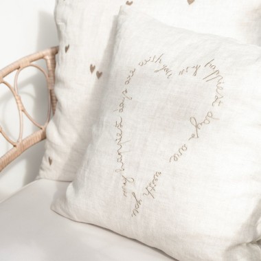 Housse de coussin beige avec un cœur "My Happiest days are with you"