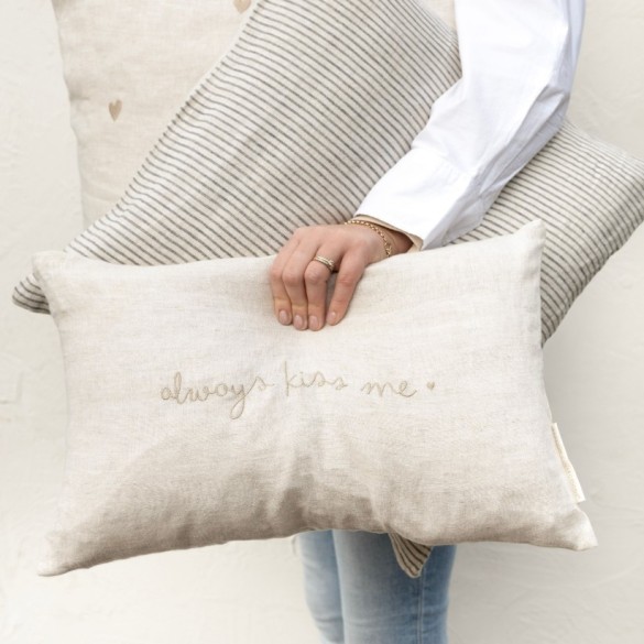 Housse de coussin beige  ligné bleu et "daydreams dance trough warm "