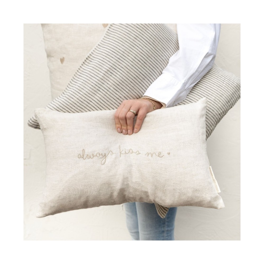 Housse de coussin beige  ligné bleu et "daydreams dance trough warm "