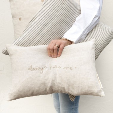 Housse de coussin beige  ligné bleu et "daydreams dance trough warm "