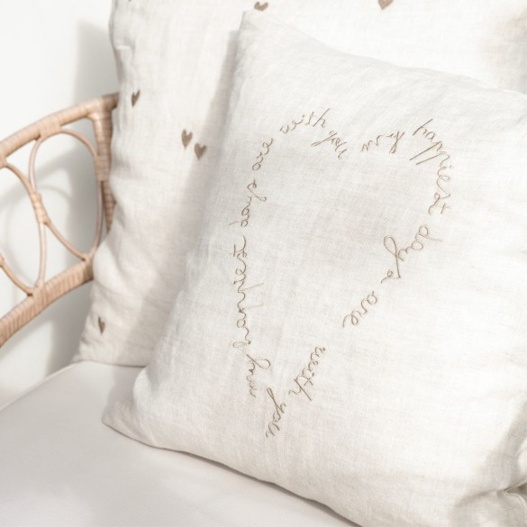 Housse de coussin beige avec des cœurs (60x60cm)