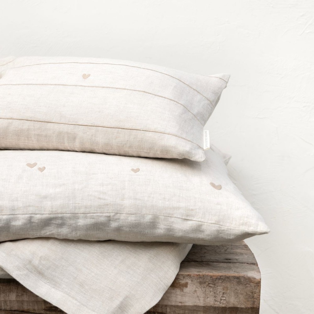 Housse de coussin beige avec des cœurs (60x60cm)