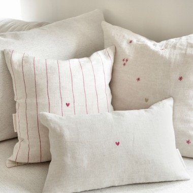 Housse de coussin beige avec des fleurs roses (60x60cm)