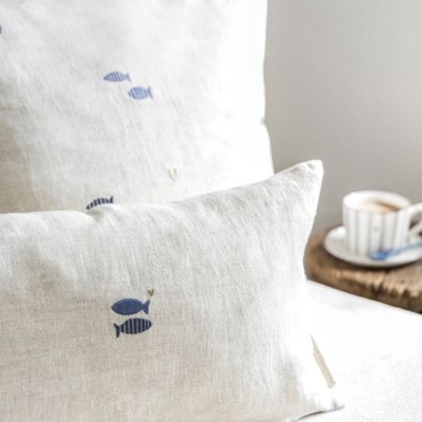 Housse de coussin beige avec des poissons bleus (60x60cm)