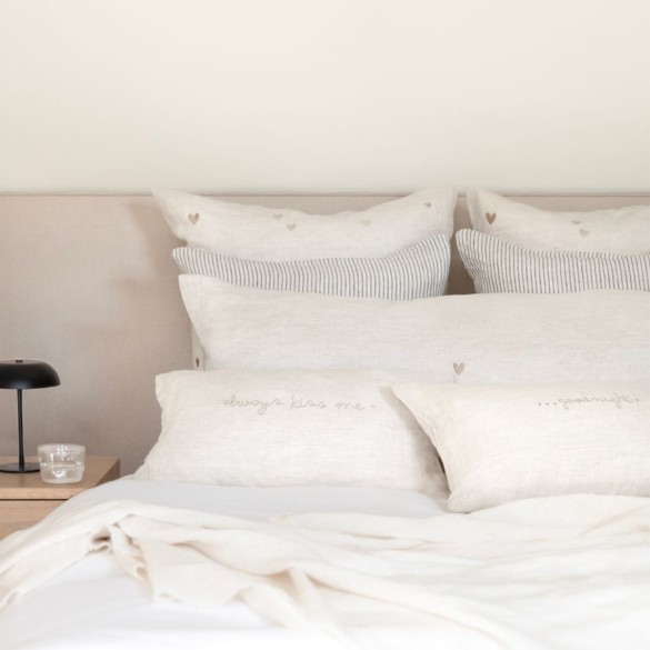 Coussin beige avec un cœur  (40x90 cm)