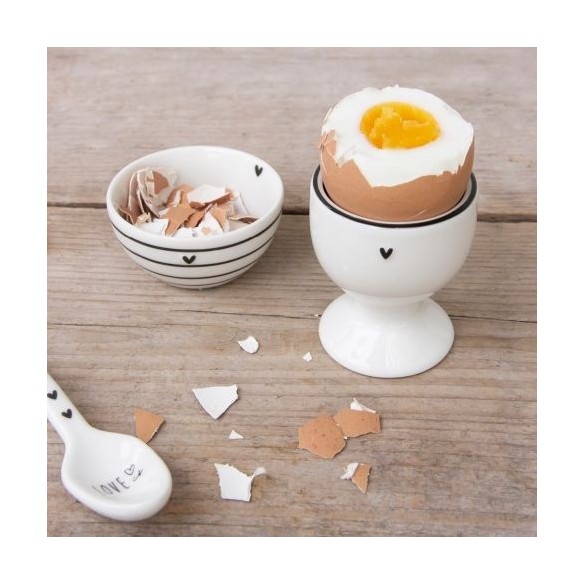 Coquetier blanc avec le cœur noir