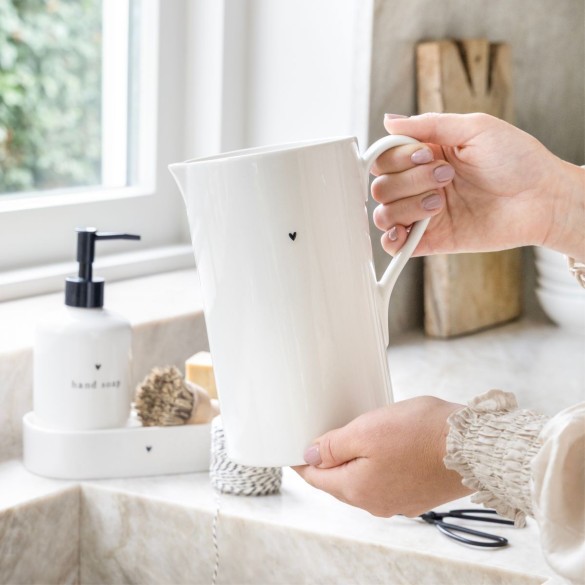 Cruche blanche avec un cœur noir (19,5x11cm) - Bastion Collection