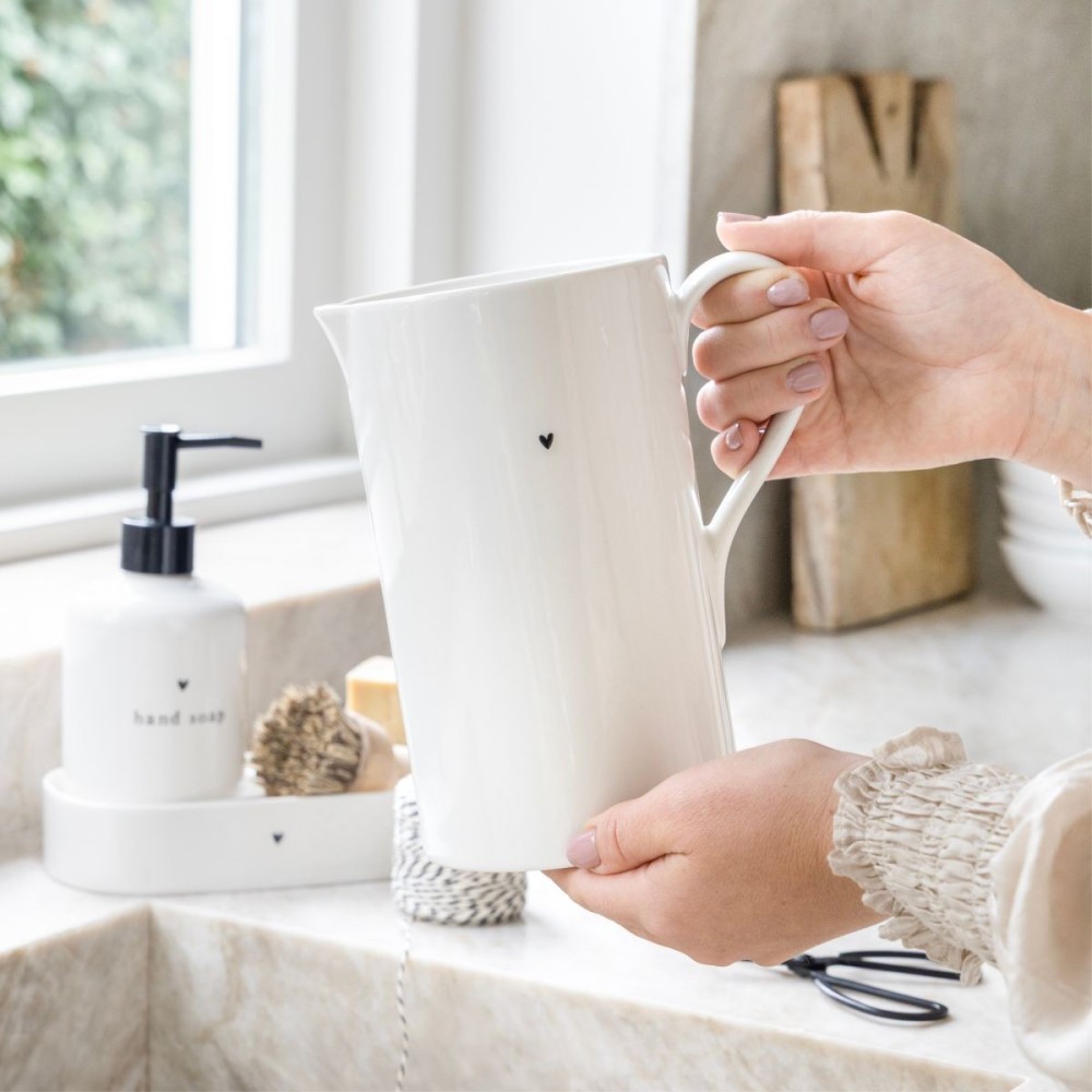 Cruche blanche avec un cœur noir (19,5x11cm) - Bastion Collection