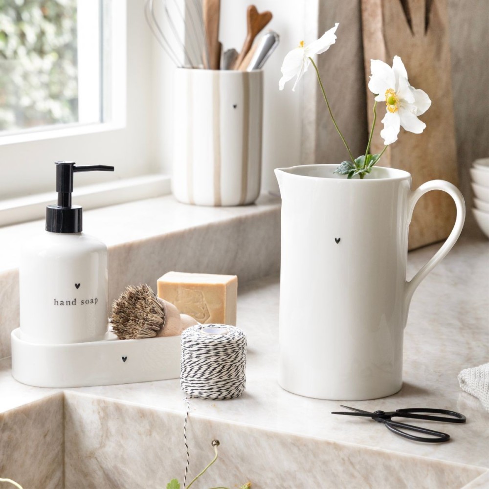 Cruche blanche avec un cœur noir (19,5x11cm) - Bastion Collection