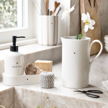 Cruche blanche avec un cœur noir (19,5x11cm) - Bastion Collection