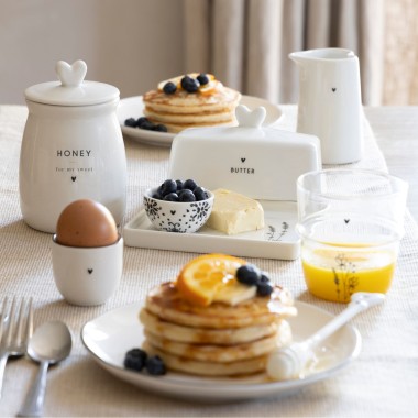 Coquetier blanc avec le cœur noir